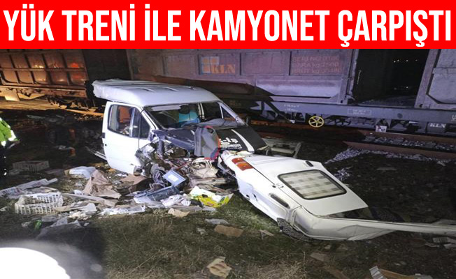 Manisa’da yük treni ile kamyonet çarpıştı: 1 yaralı