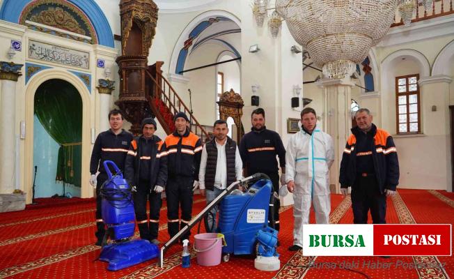 Ayvalık’ta belediyeden ibadethanelere Ramazan temizliği