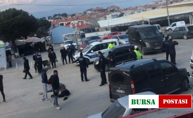 Ayvalık’ta motosiklet ticari araçla çarpıştı: 2 yaralı