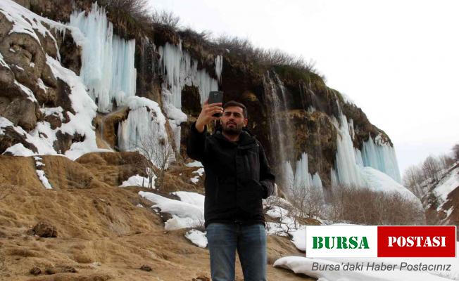 Baharda şelalede oluşan buz sarkıtları, turkuaza çalan rengiyle büyüledi