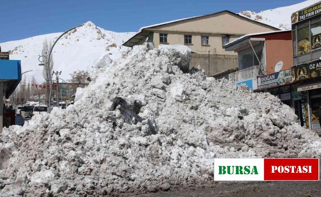 Başkale’de kar yığınları kamyonlarla taşınıyor