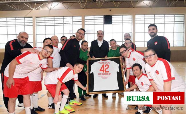 Başkan Altay Down Sendromlular Futsal Milli Takımı kampını ziyaret etti