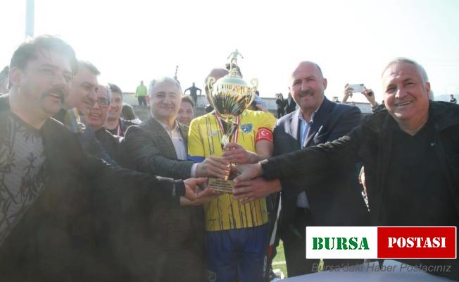 Başkan Ertürk, şampiyon Pamukörenspor’a kupasını verdi