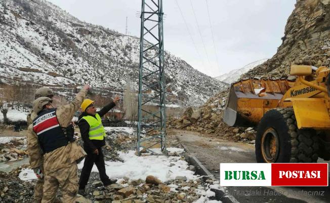 Batman’da 17 köy yolunu ulaşıma kapatan heyelan temizlendi