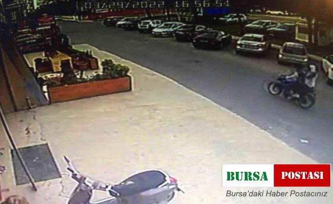 Beylikdüzü’nde motosikletli saldırganlar bir iş yerine silahla ateş ederek kaçtı, o anlar kameralara anbean yansıdı