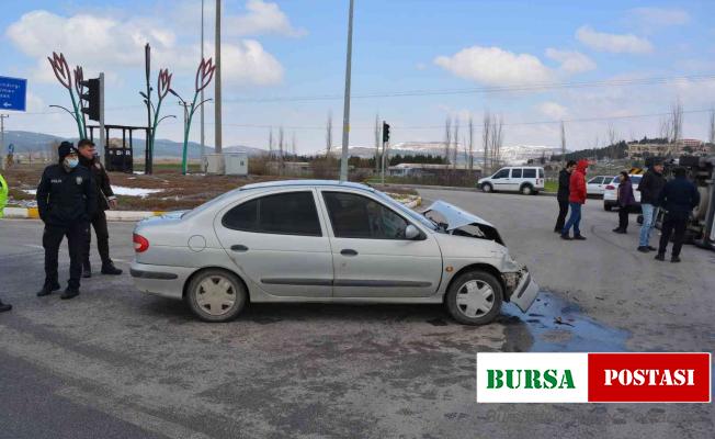 Bigadiç’te ambulans kaza yaptı