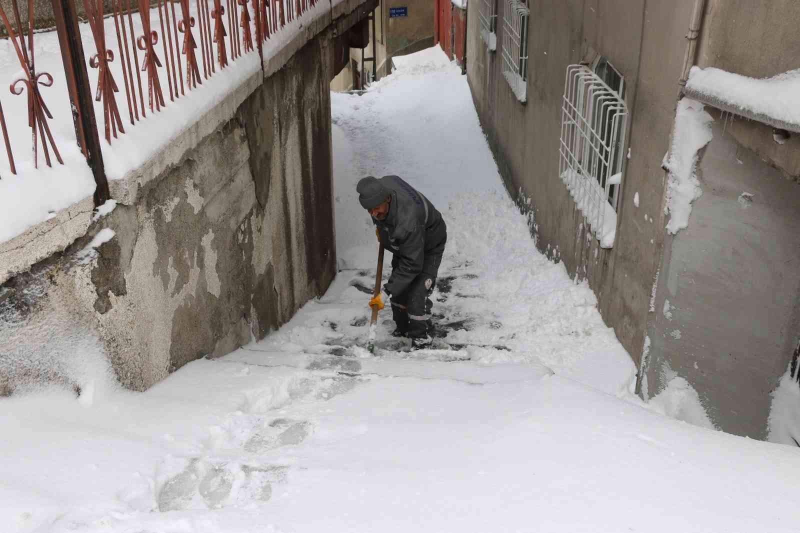 Bitlis Belediyesini karla çaba çalışmaları