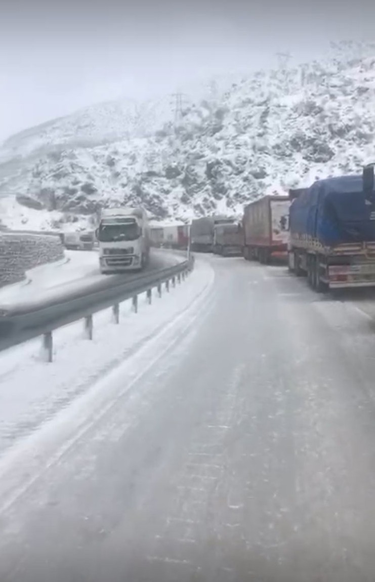 Bitlis’te kar yolları kapattı, kilometrelerce kuyruk oluştu