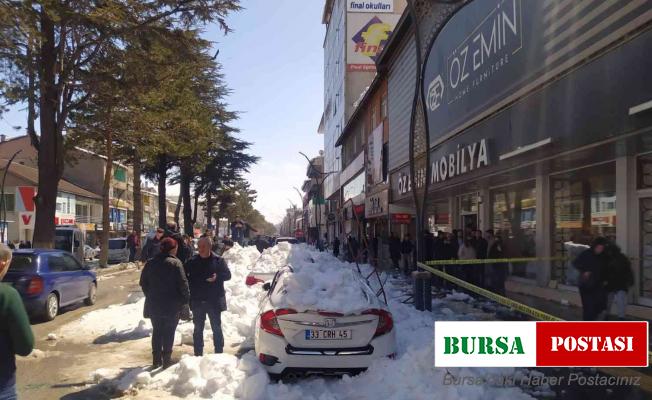 Çatıdan düşen kar kütlesi 4 aracı kullanılamaz hale getirdi