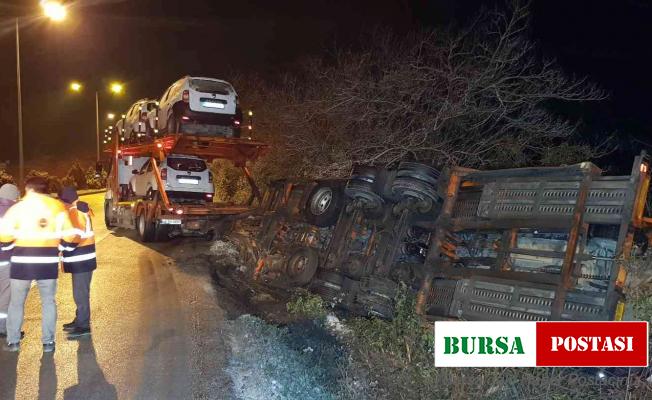 Cip taşıyan tır buzlanan yolda devrildi