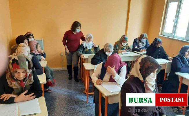 Çocuklarını okula gönderip, okuma yazma kursunun yolunu tutuyorlar