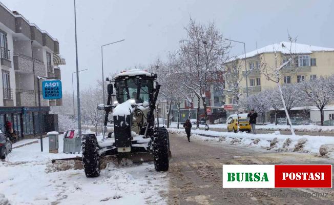 Derince Belediyesi karla mücadelesini sürdürüyor