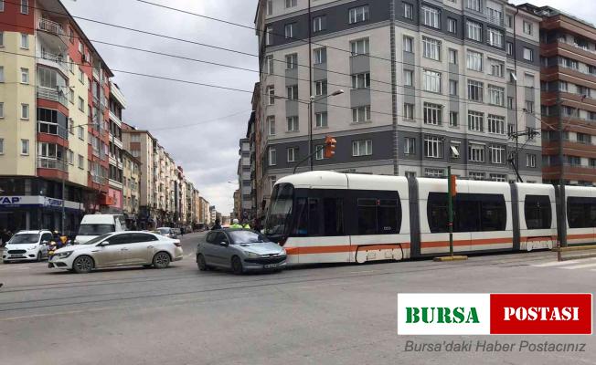 Eskişehir’de otomobil ve tramvay çarpıştı