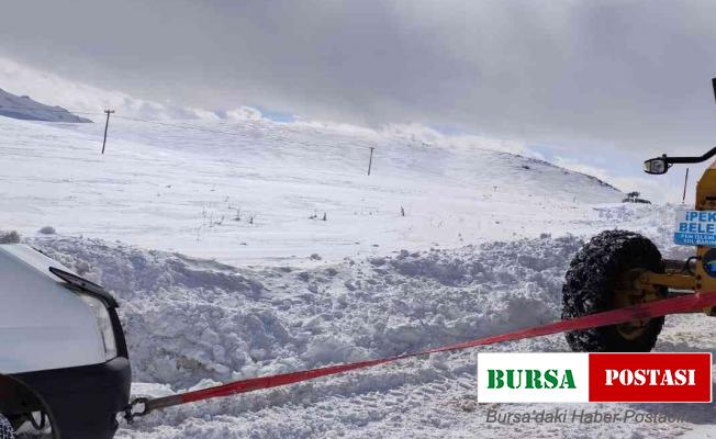 İpekyolu Belediyesi yolda kalan araçların yardımına koştu