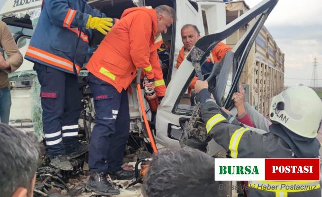 Karton gibi katlanan TIR’dan şoför yaralı kurtuldu