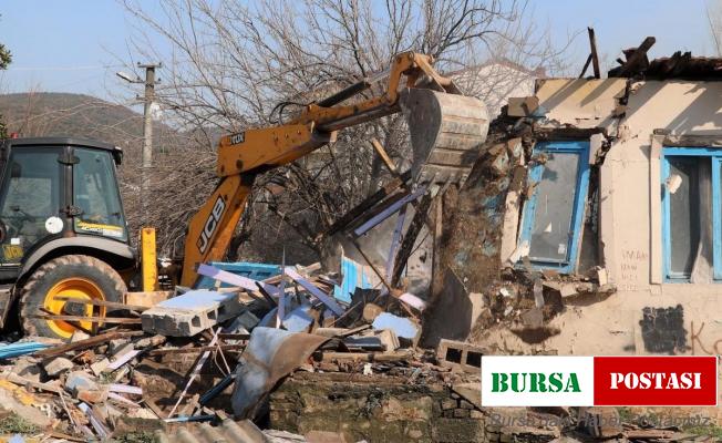 Körfez’de metruk binalar yıkılıyor