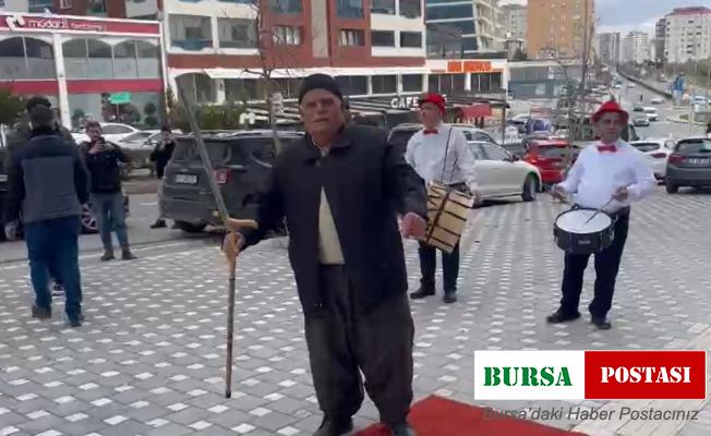 Müziğin ritmine dayanamayıp oynamaya başladı