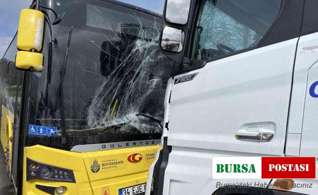 Sancaktepe’de tır ile İETT otobüsü kafa kafaya çarpıştı: 1 yaralı