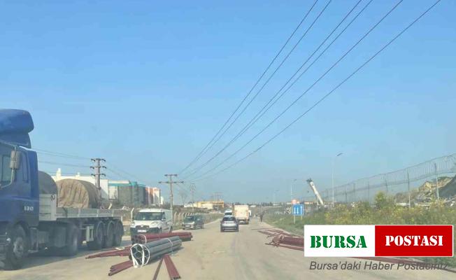 Tırdan borular anayola savruldu, araçlar kaza yaptı