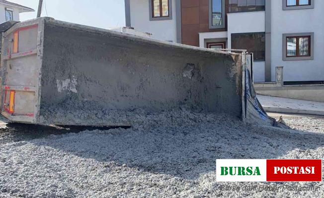 Tırın kasası devrildi, tüm harç yola saçıldı