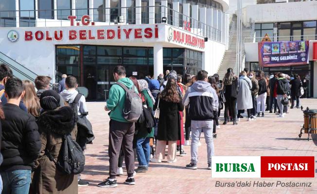 Tiyatro bileti alabilmek için metrelerce kuyruk oluşturdular