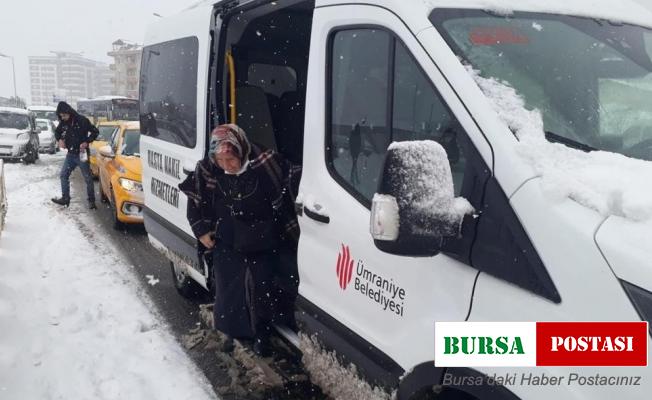 Ümraniye Belediyesi’nden soğukta hastane önündeki vatandaşlara sıcak çorba