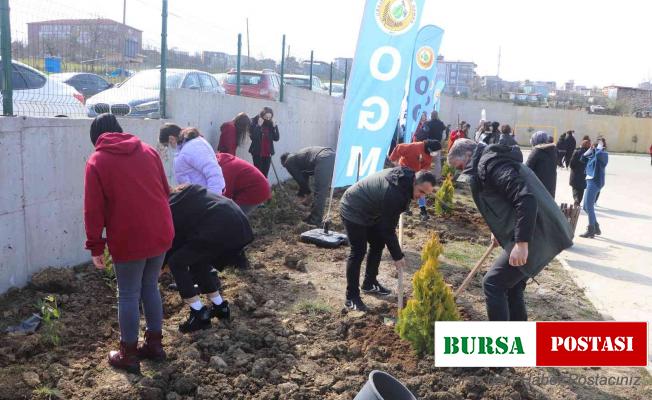 Vali Dağlı öğrencilerle birlikte okul bahçesinde fidan dikti