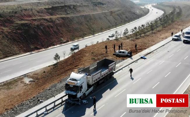 Yolda bozulan aracı kontrol eden tamirci tırın altında kaldı